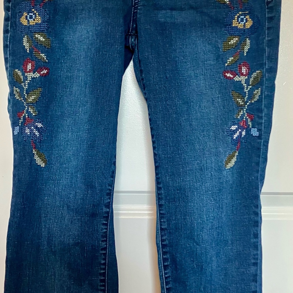 Kensie Blue Straight Leg Jeans with Elegant Floral Embroidery